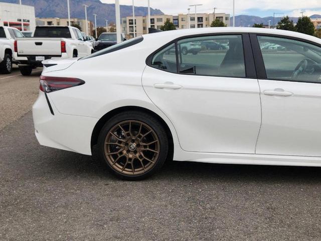 2024 toyota camry hybrid se