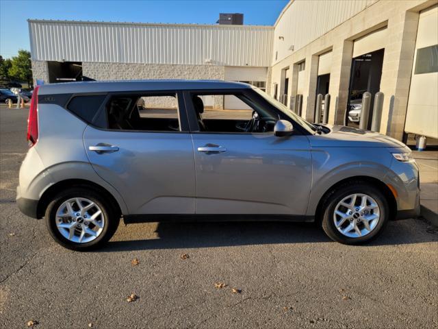 2022 kia soul lx