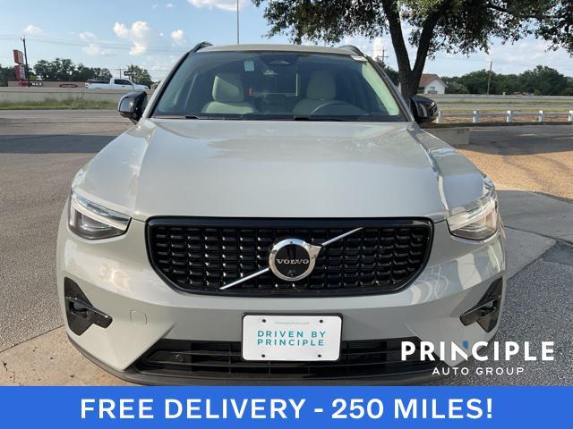 2025 volvo xc40 b5 plus dark theme