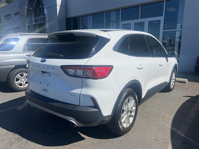 2020 ford escape se