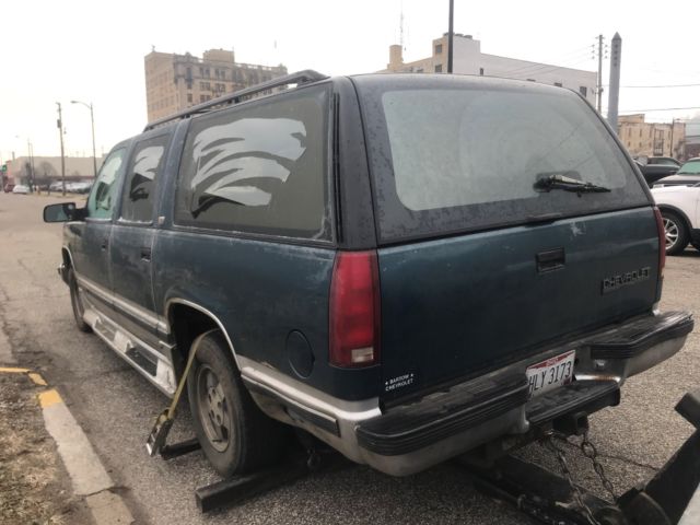 1993 chevrolet suburban with 276,487 miles, has key starts and runs