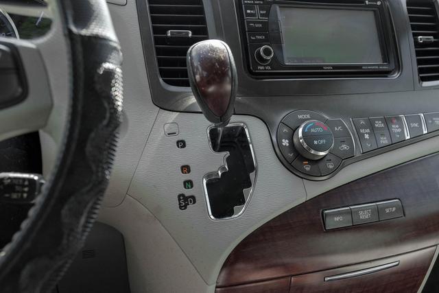 2014 toyota sienna limited