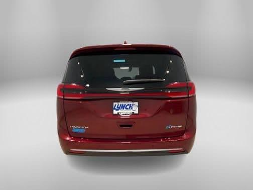 2022 chrysler pacifica hybrid limited in mukwonago, wisconsin