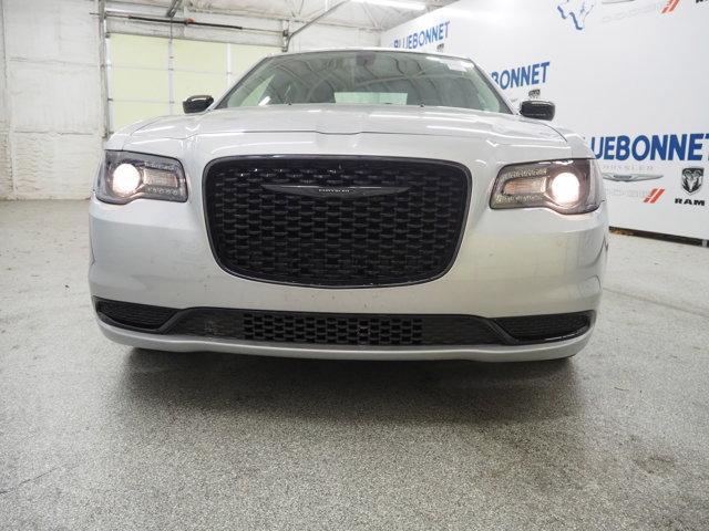 2023 chrysler 300 touring