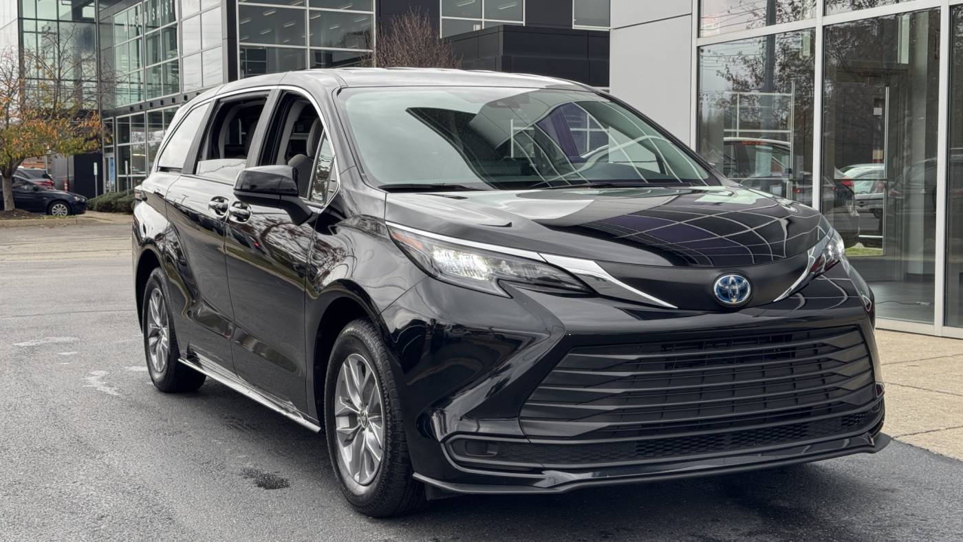 2024 toyota sienna le 8-passenger