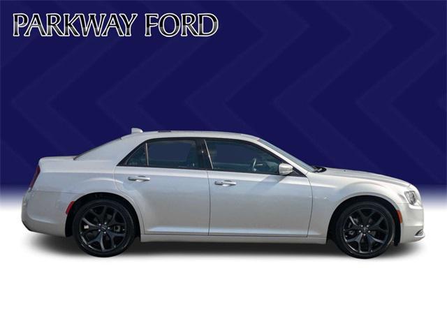2022 chrysler 300 s
