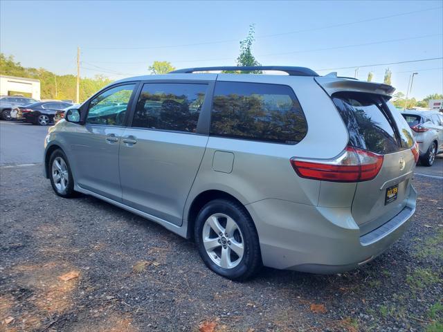 2019 toyota sienna le
