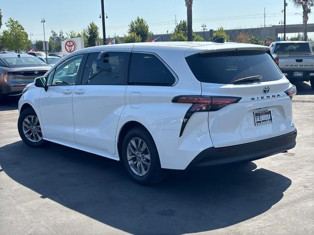 2022 toyota sienna le