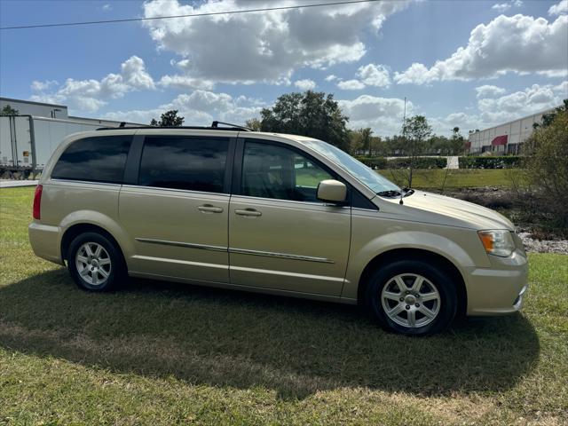 2011 chrysler town & country touring