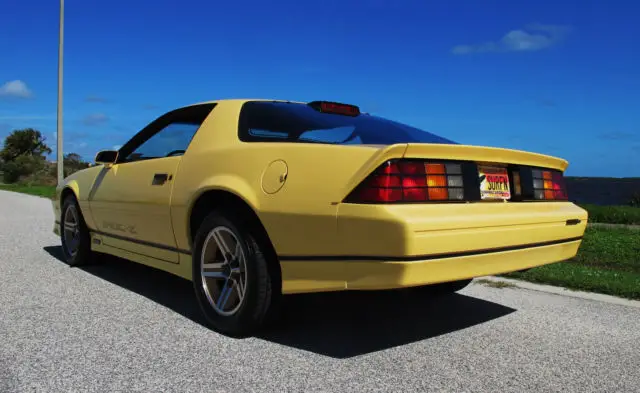 1986chevrolet camaro iroc-z, super rare yellow, 5 speed , loaded, show car
