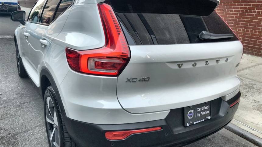 2023 volvo xc40 b5 plus dark theme