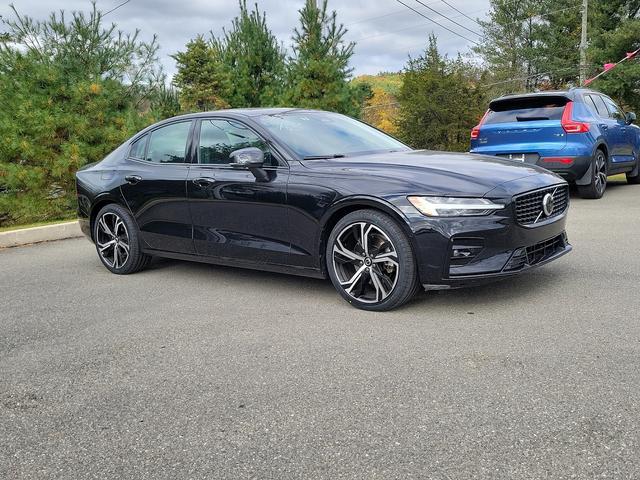 2024 volvo s60 plus dark theme