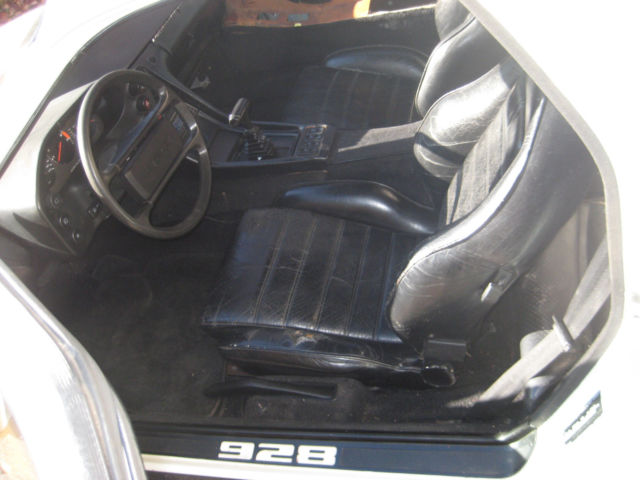 mechanically detailed classic porsche 928 for restoration