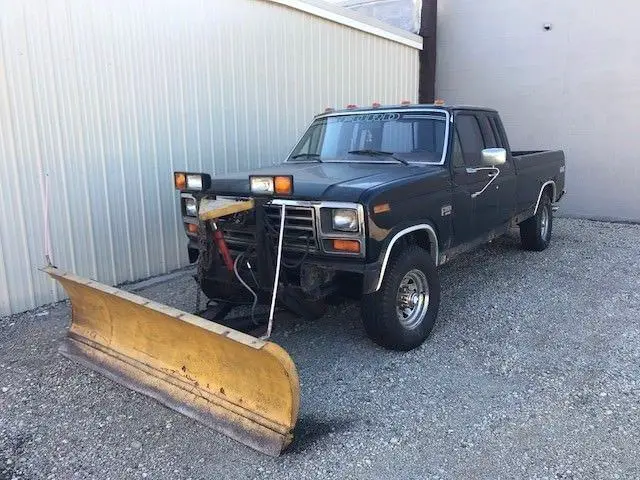 1985 ford f-250 lariat 4x4 w/ plow and salter - 460 big block engine tough!!
