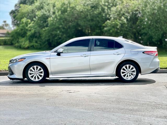 2020 toyota camry le