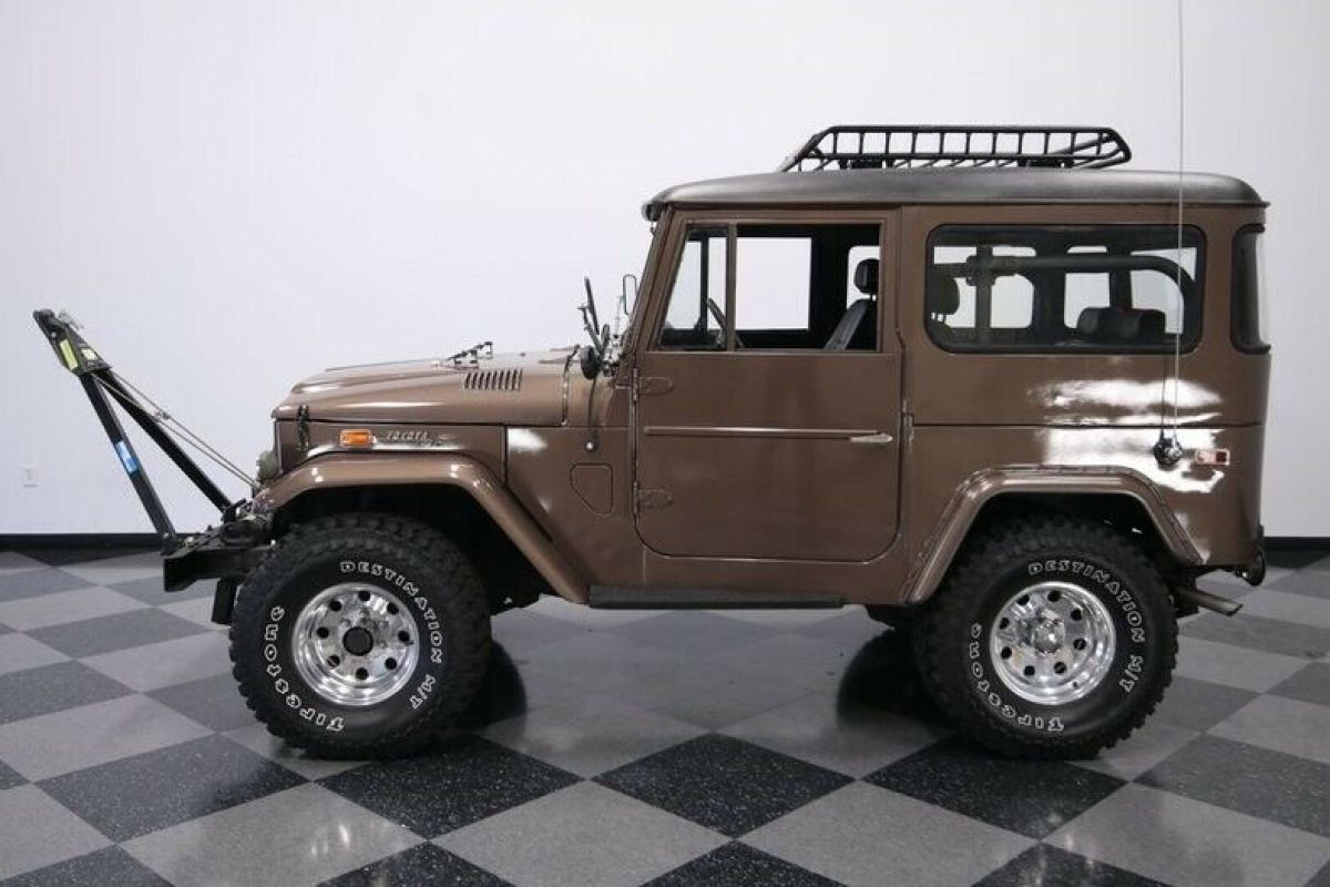 3.9l inline six 4 speed manual power steering aftermarket a/c offroad ready!