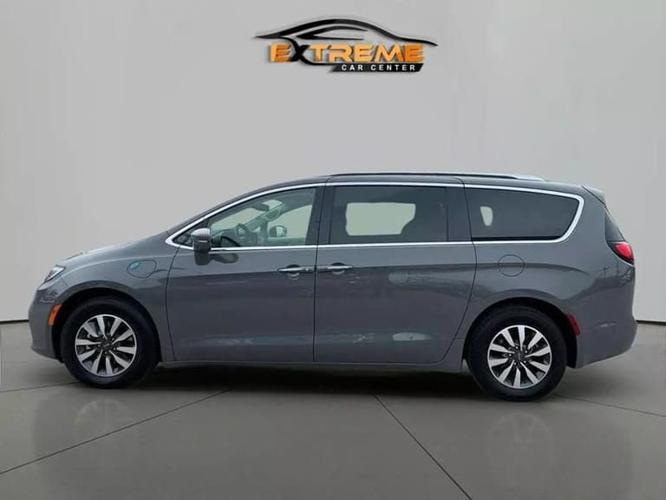 2021 chrysler pacifica hybrid in detroit, michigan
