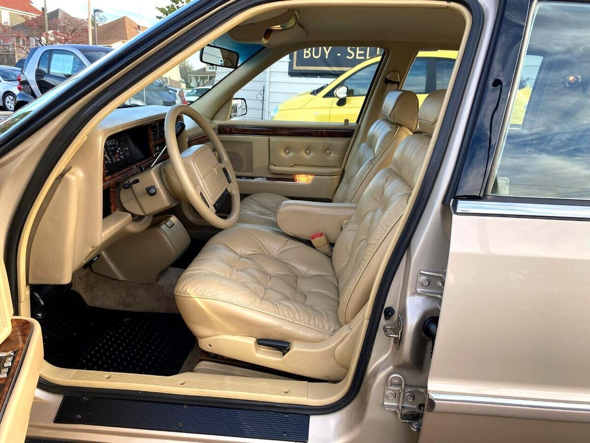1993 chrysler new yorker mint condition interior exterio low milage 44,700 miles