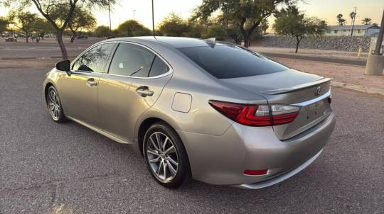2017 Lexus se