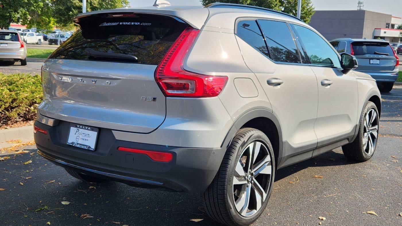 2024 volvo xc40 b5 ultimate dark theme