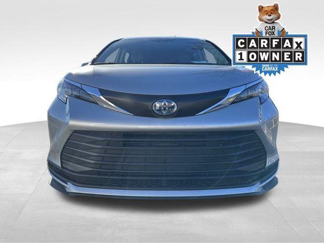 2024 toyota sienna le