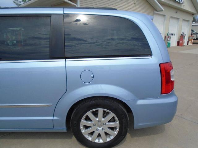 2012 chrysler town & country touring-l