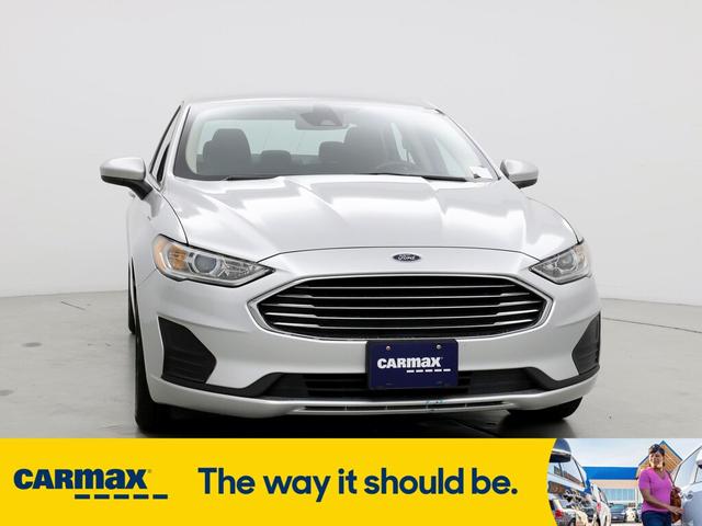 2019 ford fusion se