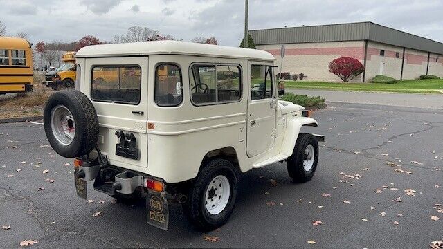 white fj40 cab 2fmotor 4.2l