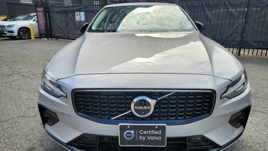 2024 volvo s60 b5 plus dark theme