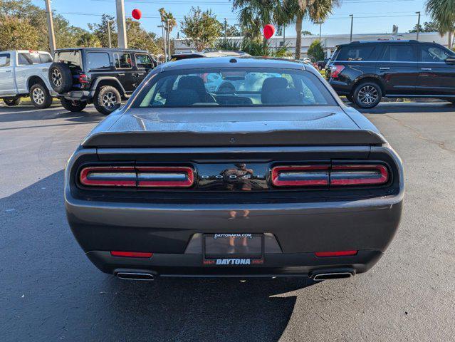 2022 dodge challenger sxt
