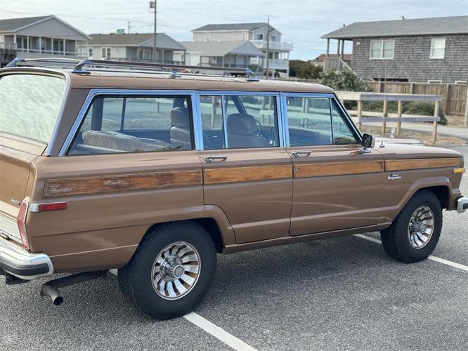 1986 jeep grand wagoneer in kitty hawk, north carolina