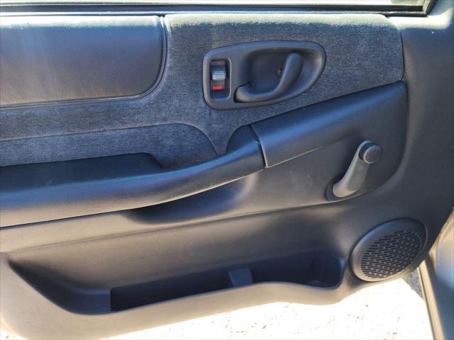 2000 chevrolet s-10 base