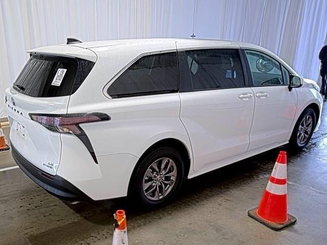 2023 toyota sienna le