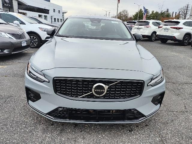 2024 volvo s60 b5 core dark theme