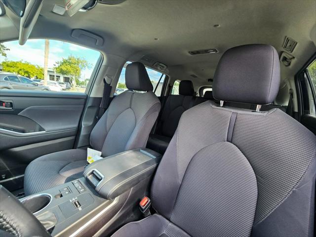 2022 toyota highlander le
