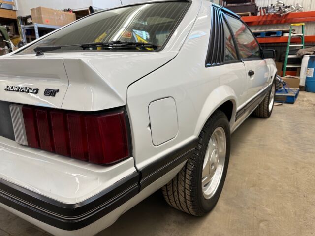 1982 ford mustang hatchback white rwd manual