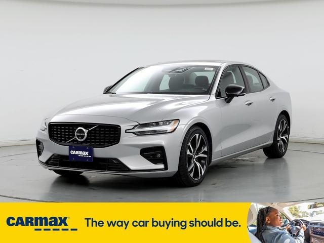 2024 volvo s60 b5 plus dark theme