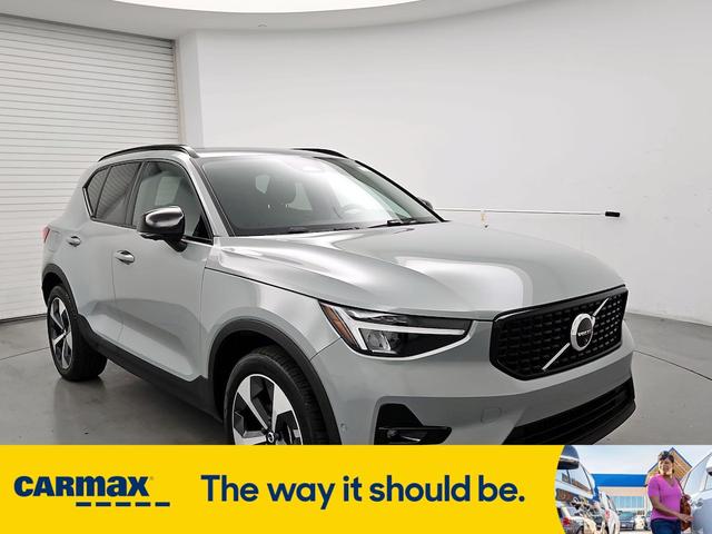 2024 volvo xc40 b5 plus dark theme