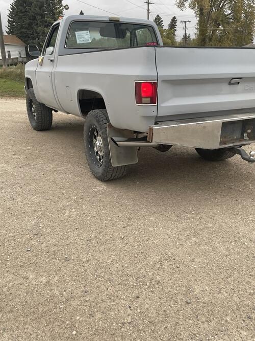 1983 chevy k20 3/4ton 4x4 lockers with 350 4 boltmain has long tube header and a 6