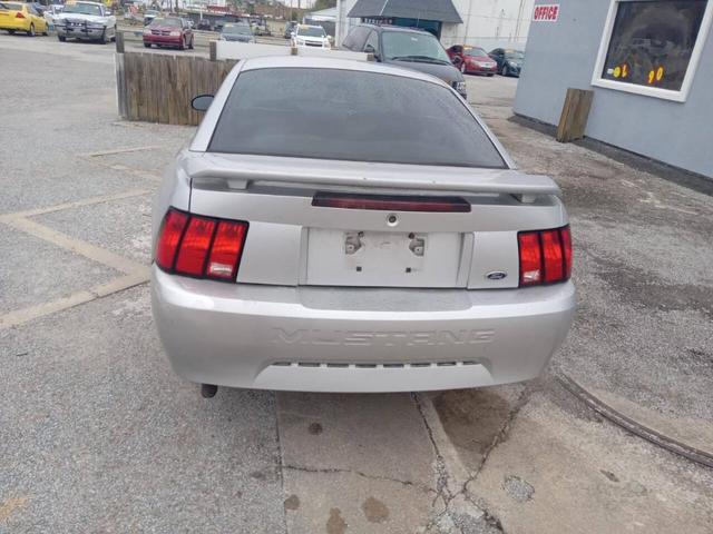 2004 ford mustang base