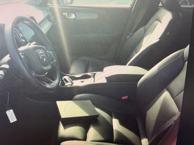 2024 volvo xc40 b5 plus dark theme