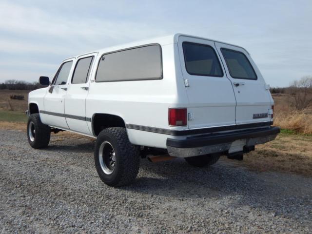 1990 gmc 2500 suburban, fuel injected 350 v-8, lifted, rust free truck