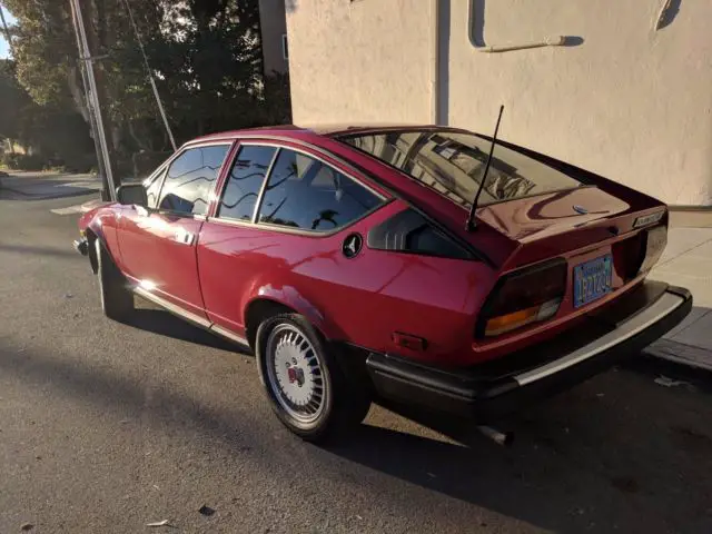 amazing red vintage alfa romeo gtv6 1981 - brand new paint job