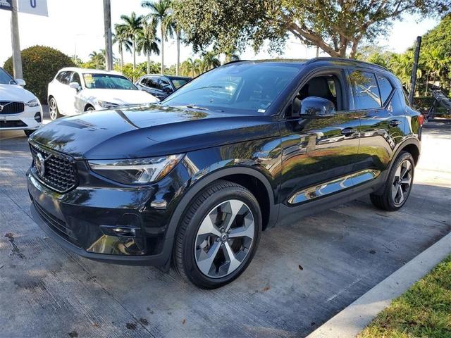 2024 volvo xc40 b5 plus dark theme