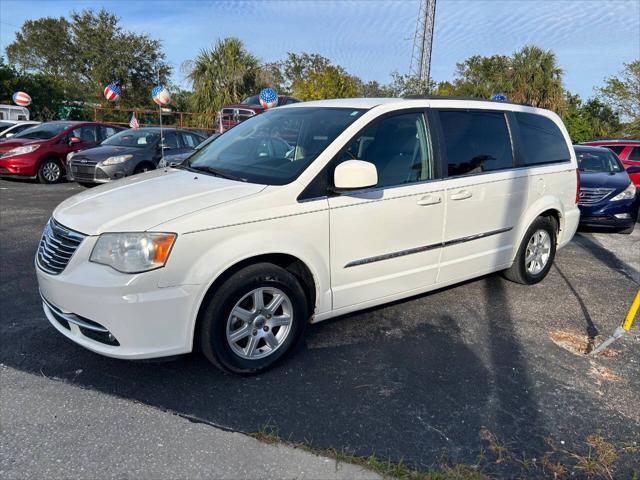 2011 chrysler town & country touring