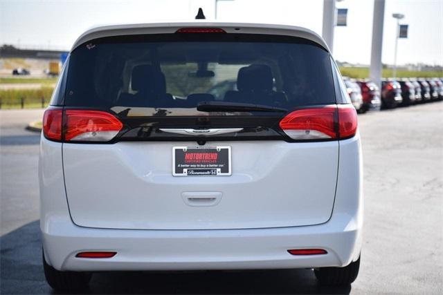 2022 chrysler voyager lx