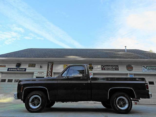 1980 gmc sierra short bed.....v8...beautiful paint....nice interior