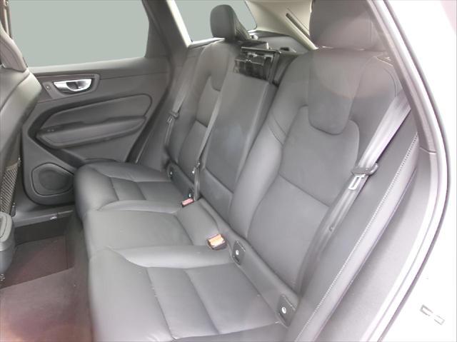 2024 volvo xc60 b5 plus dark theme