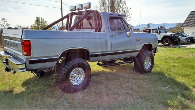 1989 dodge power ram 360 v8 restored, 4x4 lifted, wheels, tires, stereo. nice!!