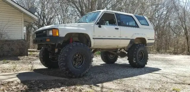 1985 toyota 4runner. fuel injected 22re straight axle. 5"lift. 35"interco bogger